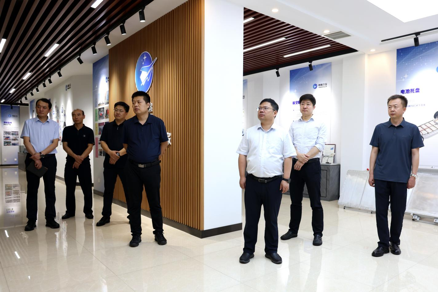 中國(guó)鐵建電氣化局集團(tuán)軌道交通器材有限公司黨委書記、執(zhí)行董事劉如久一行來山東三星集團(tuán)考察