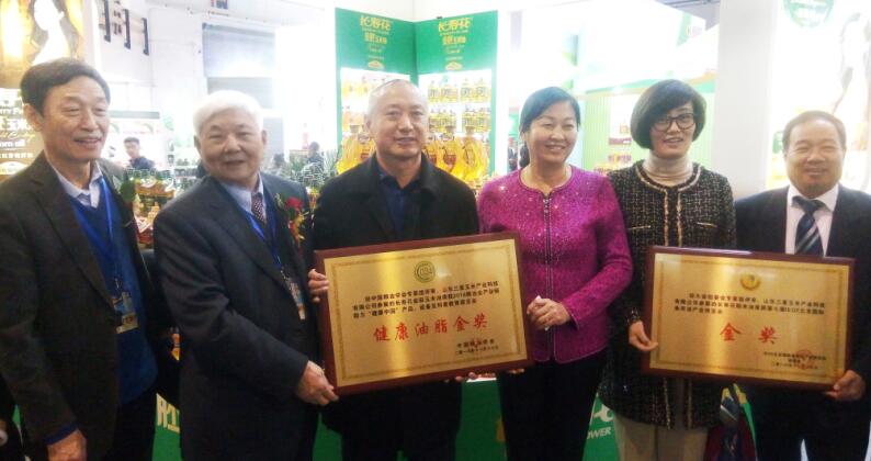 長(zhǎng)壽花金胚玉米油、稻米油雙雙榮獲糧油行業(yè)品質(zhì)金獎(jiǎng)