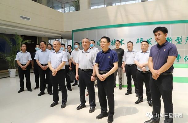 省民營企業(yè)高質量發(fā)展服務隊到山東三星集團參觀并開展贈書送學活動